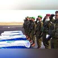 כוחות צה"ל ובהם הרב הצבאי מקבלים את הארונות של החטופים החללים, ארכיון | דובר צה"ל