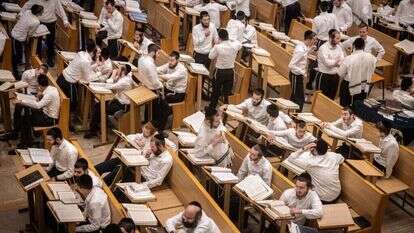 גם הם יגיבו לתמריצים. תלמידי ישיבה חרדים. | חיים גולדברג, פלאש 90