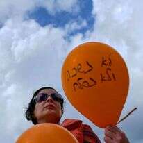 אמא שירי עצמה את עיניה ואז הרגישה ידיים שעוטפות אותה. כינוס בכיכר החטופים, אתמול. | תומר נויברג - פלאש 90