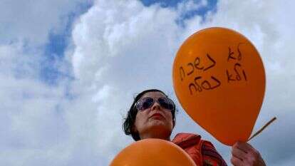 אמא שירי עצמה את עיניה ואז הרגישה ידיים שעוטפות אותה. כינוס בכיכר החטופים, אתמול. | תומר נויברג - פלאש 90