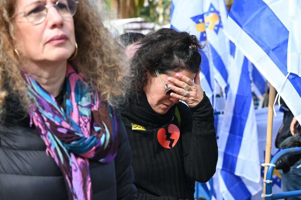 התכנסות בכיכר החטופים בזמן חזרת החללים. | פאולינה פטימר