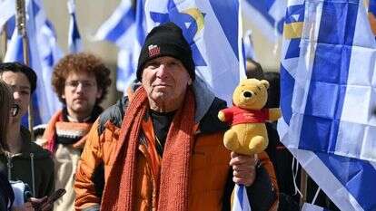 התכנסות בכיכר החטופים בזמן חזרת החללים. | פאולינה פטימר