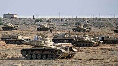 טנקים מצריים סמוך למעבר רפיח, בחודש שעבר. | AFP טנקים מצריים סמוך למעבר רפיח, בחודש שעבר. | AFP