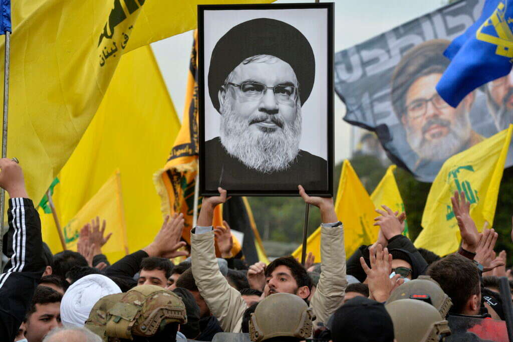 תמונתו של מזכ"ל חיזבאללה חסן נסראללה המחוסל מונפת בהפגנה בנמה"ת בביירות בחודש פברואר | EPA