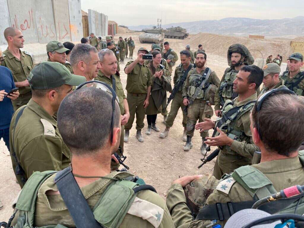 תרגיל קדם־מלחמה במדבר יהודה, 2022. הרמטכ"ל כוכבי ואלוף טולדנו בשיחה עם אל"מ אסף חממי ז"ל. מאחור, משמאל: אל"מ רועי לוי ז"ל. | חגי סגל