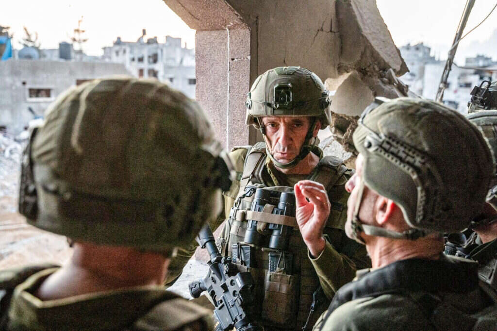 הרמטכ"ל הרצי הלוי עם ראש השב"כ רונן בר ואלוף ירון פינקלמן בתל א־סולטאן. | דובר צה"ל