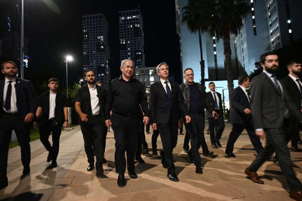 אגף הימין בממשלה סבר שוויתור על פילדלפי ונצרים יוריד לטמיון את הישגי התמרון. נתניהו בדרך לישיבת הקבינט עם מזכיר המדינה האמריקני בלינקן, אוקטובר 2023. | Getty Images