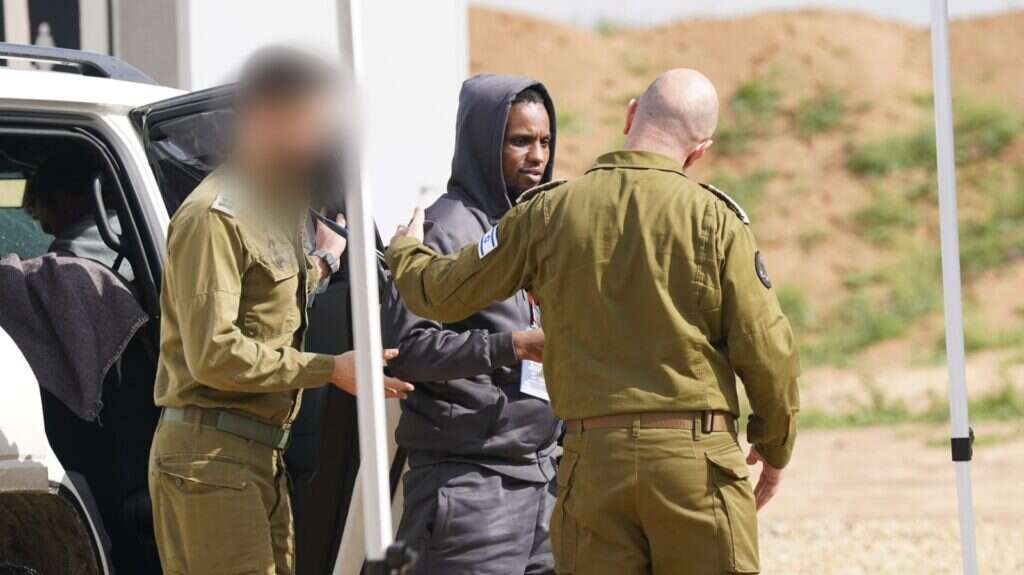 אברה מנגיסטו מתקבל אצל כוחות צה"ל. דובר צה"ל