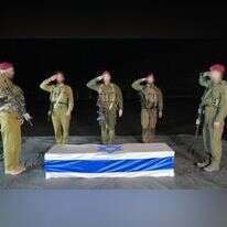 חיילי צה"ל מצדיעים לארונה של שירי ביבס, ששוחררה בפעימה האחרונה עם ששת החטופים החיים. דובר צה"ל