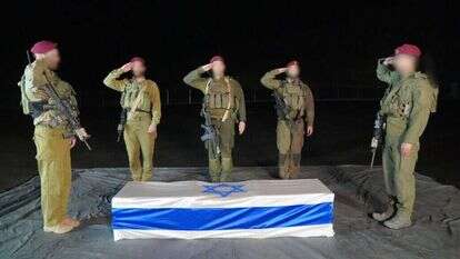 חיילי צה"ל מצדיעים לארונה של שירי ביבס, ששוחררה בפעימה האחרונה עם ששת החטופים החיים. דובר צה"ל
