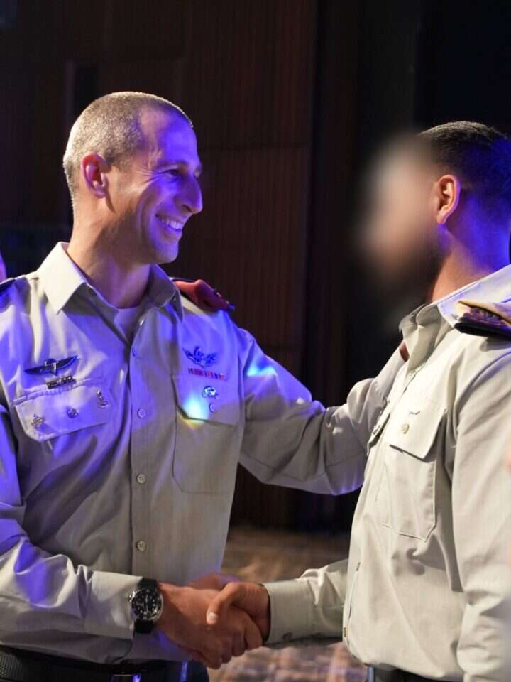 תא"ל אמיר פרחי, מפקד ההכשרות הקרביות, בתמונה מטקס הסיום של הקורס בשבוע שעבר. | דובר צה"ל