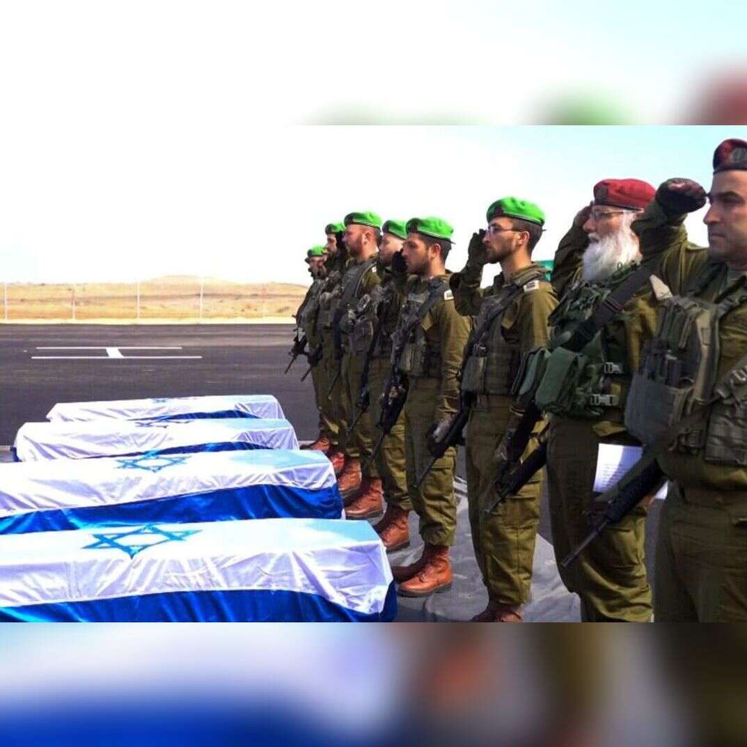 לוחמי חטיבת הנח"ל משיבים את גופות החטופים, אתמול. | דובר צה"ל