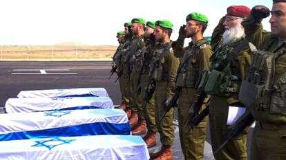 לוחמי חטיבת הנח"ל משיבים את גופות החטופים, אתמול. | דובר צה"ל