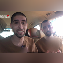 החטופים אביתר דוד וגיא גלבוע דלאל מתוך סרטון חמאס שפורסם בעסקת החטופים האחרונה. השבוע פורסם סרטון נוסף של אביתר, בו הוא נראה כחוש ובתת־תזונה | מסך