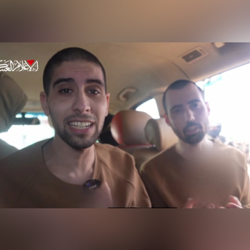 החטופים אביתר דוד וגיא גלבוע דלאל מתוך סרטון חמאס שפורסם בעסקת החטופים האחרונה. השבוע פורסם סרטון נוסף של אביתר, בו הוא נראה כחוש ובתת־תזונה | מסך
