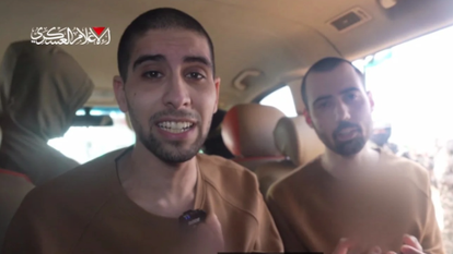 החטופים אביתר דוד וגיא גלבוע דלאל מתוך סרטון חמאס שפורסם בעסקת החטופים האחרונה. השבוע פורסם סרטון נוסף של אביתר, בו הוא נראה כחוש ובתת־תזונה | מסך
