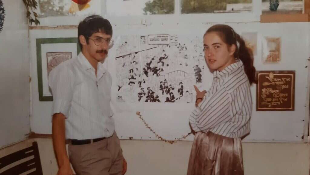 מיכל ואורי לצד הפוסטר שעיצב מיכאל נצר. | דן ארליך