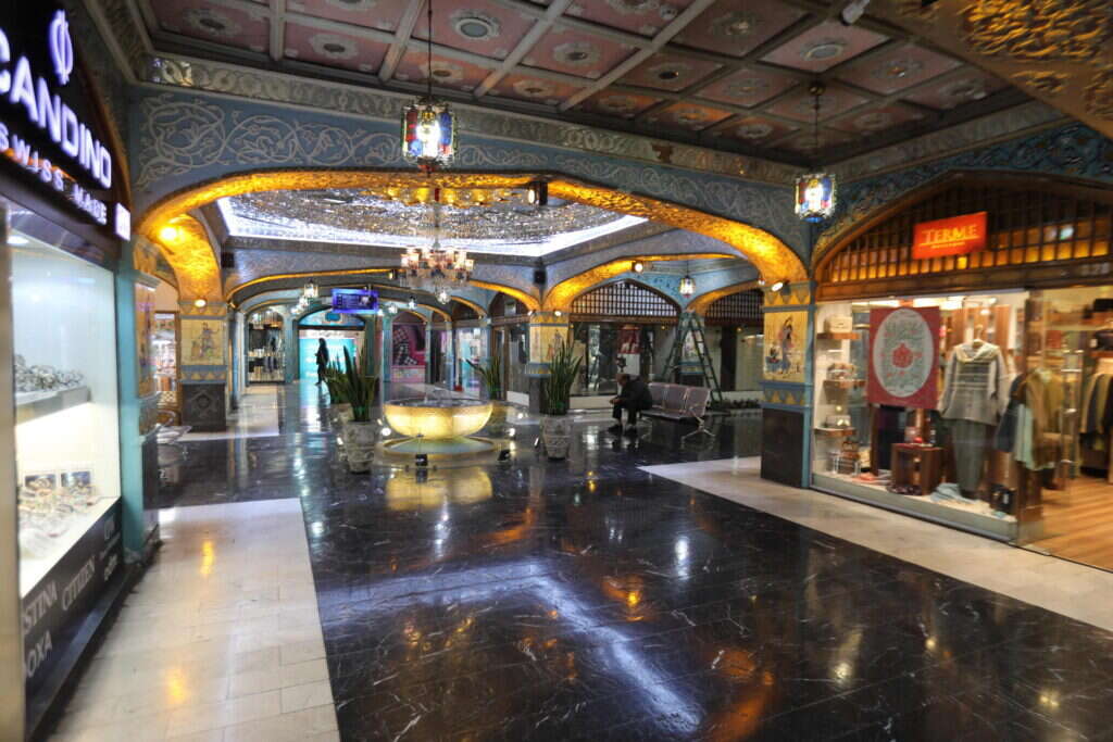 מרכז קניות בטהרן עומד ריק על רקע ההשבתות והמשבר הכלכלי. | AFP מרכז קניות בטהרן עומד ריק על רקע ההשבתות והמשבר הכלכלי. | AFP