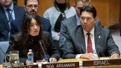 נועה ארגמני באו"ם. משמאלה דני דנון, שגריר ישראל באו"ם