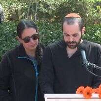 ירדן ביבס מספיד את אשתו וילדיו, לצדו אחותו עופרי. | מסך מתוך השידור של לע"מ