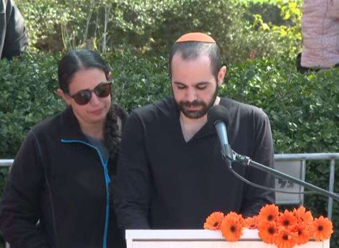 ירדן ביבס מספיד את אשתו וילדיו, לצדו אחותו עופרי. | מסך מתוך השידור של לע"מ