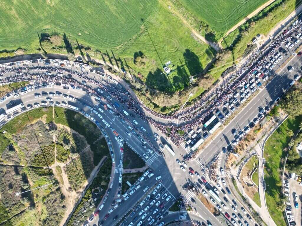 מסע הלוויה של בני משפחת ביבס במחלף ראשונים - יורם אלעזרי Yoram Elazary.