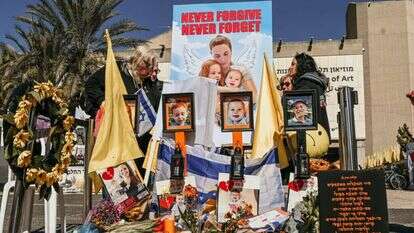 תמונות משפחת ביבס ועודד ליפשיץ בכיכר החטופים. | פאולינה פטימר