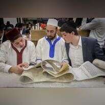 קריאת מגילת אסתר בבית שמש. | יעקב לדרמן - פלאש 90