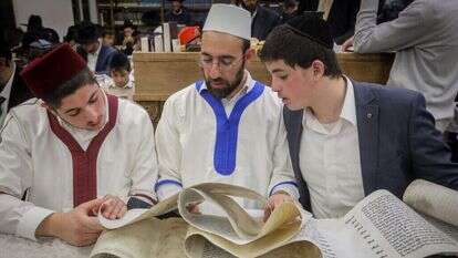 קריאת מגילת אסתר בבית שמש. | יעקב לדרמן - פלאש 90