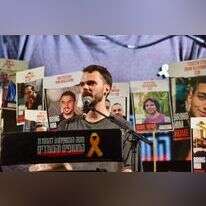 אחד משלושת התובעים. שורד השבי אנדריי קוזלוב בכיכר החטופים בת"א. | Avshalom Sassoni/Flash90