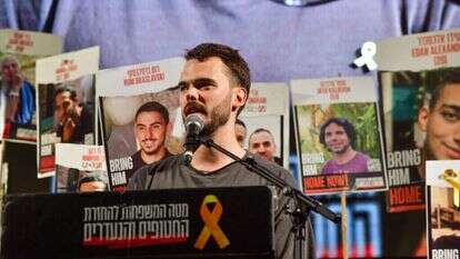 אחד משלושת התובעים. שורד השבי אנדריי קוזלוב בכיכר החטופים בת"א. | Avshalom Sassoni/Flash90 אחד משלושת התובעים. שורד השבי אנדריי קוזלוב בכיכר החטופים בת"א. | Avshalom Sassoni/Flash90