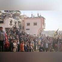 תושבי עזה מקיפים את מחבלי חמאס בזמן שחרורם של החטופים ארבל יהוד וגדי מוזס. | עאבד ראחים חאטיב, פלאש 90