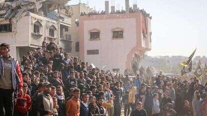 תושבי עזה מקיפים את מחבלי חמאס בזמן שחרורם של החטופים ארבל יהוד וגדי מוזס. | עאבד ראחים חאטיב, פלאש 90