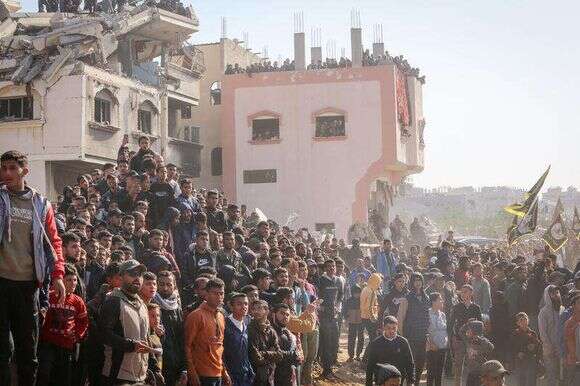 תושבי עזה מקיפים את מחבלי חמאס בזמן שחרורם של החטופים ארבל יהוד וגדי מוזס. | עאבד ראחים חאטיב, פלאש 90