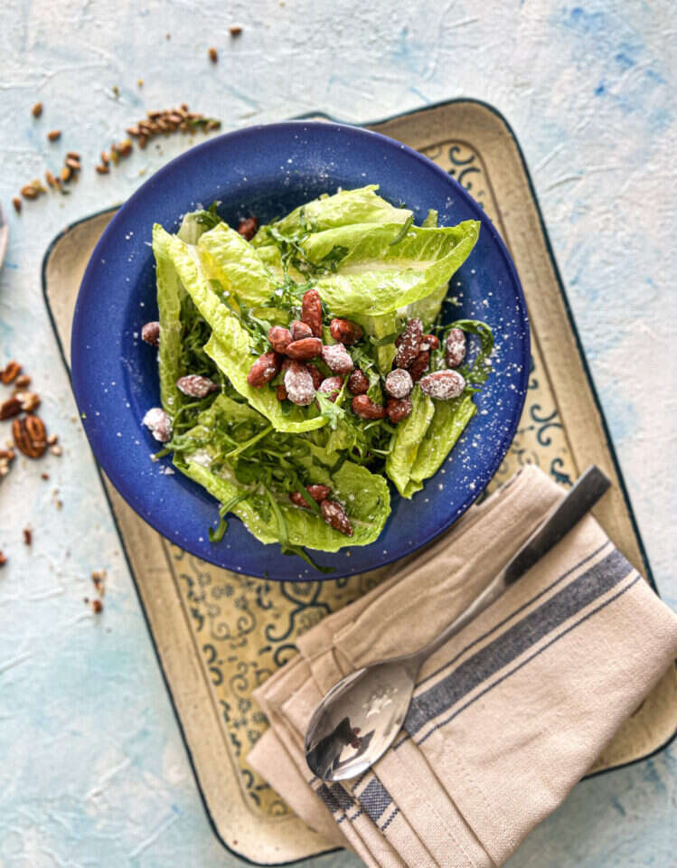 אגוזי סבלה על סלט ירוק. | נדב טל