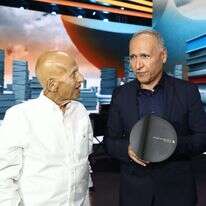 שגריר וסופר. יוסי אבני־לוי בטקס קבלת פרס ספיר, עם יו"ר מפעל הפיס אביגדור יצחקי. | סיון פרג', באדיבות מפעל הפיס