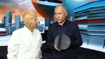 שגריר וסופר. יוסי אבני־לוי בטקס קבלת פרס ספיר, עם יו"ר מפעל הפיס אביגדור יצחקי. | סיון פרג', באדיבות מפעל הפיס