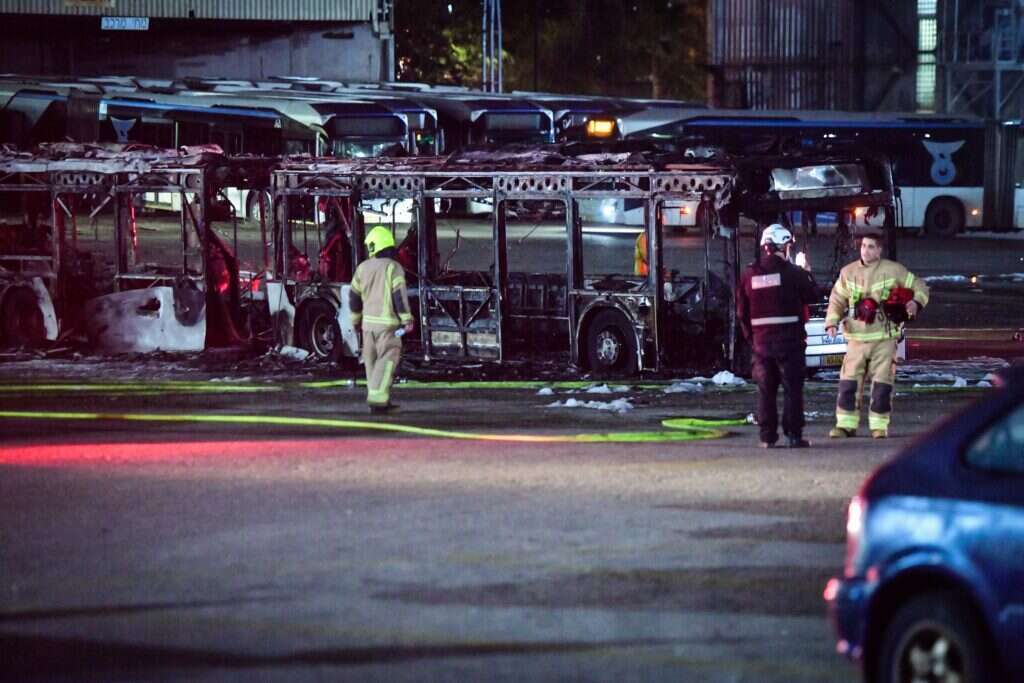 אוטובוס שהתפוצץ ממטען בבת־ים. | אבשלום ששוני, פלאש 90