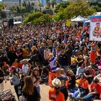 "אני רוצה לתת את התוספת הרוחנית". כיכר החטופים בתל־אביב במהלך הלווייתם של
שירי, אריאל וכפיר ביבס, השבוע. | Getty Images
