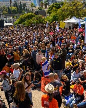 "אני רוצה לתת את התוספת הרוחנית". כיכר החטופים בתל־אביב במהלך הלווייתם של
שירי, אריאל וכפיר ביבס, השבוע. | Getty Images