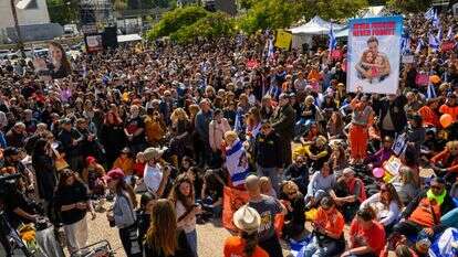 "אני רוצה לתת את התוספת הרוחנית". כיכר החטופים בתל־אביב במהלך הלווייתם של
שירי, אריאל וכפיר ביבס, השבוע. | Getty Images