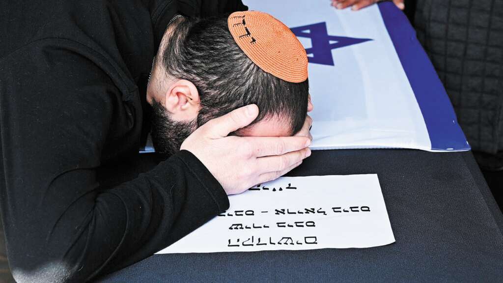 ירדן ביבס מעל הארון של שירי,
אריאל וכפיר. | איתן אונר