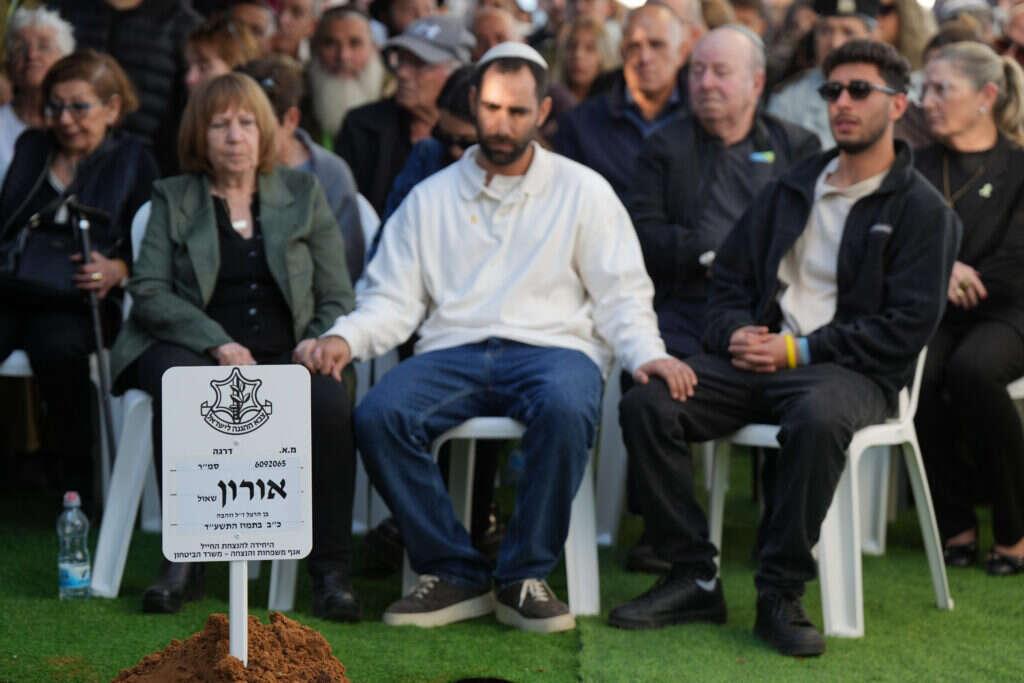 אופק, אבירם וזהבה שאול בהלווייתו של אורון. | אייל מרגולין, פלאש 90