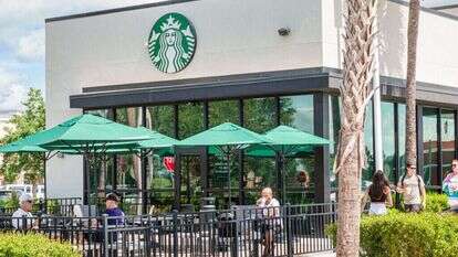 קיבלה את האיתות של הממשל
החדש. סניף של סטארבקס
בפלורידה. | Getty Images