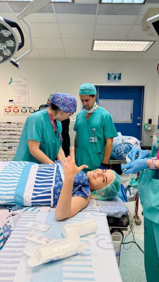 שורדת השבי אמילי דמארי, בבית החולים. באדיבות משפחת דמארי