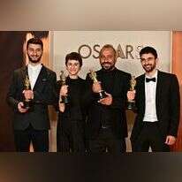 יוצרי הסרט "אין ארץ אחרת" מקבלים את האוסקר.
(Photo by Frederic J. Brown / AFP)