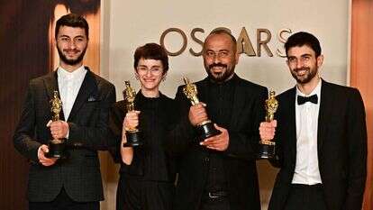 יוצרי הסרט "אין ארץ אחרת" מקבלים את האוסקר.
(Photo by Frederic J. Brown / AFP)