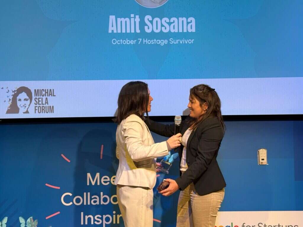 שורדת השבי, עו"ד עמית סוסנה, מקבלת את אות ההוקרה באירוע של פורום מיכל סלה, הערב. | פורום מיכל סלה