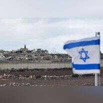 דגל ישראל על רקע כפר הרוס בדרום לבנון. | איל מרגולין, פלאש 90