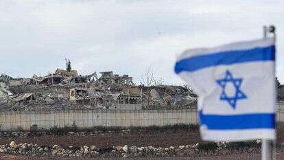 דגל ישראל על רקע כפר הרוס בדרום לבנון. | איל מרגולין, פלאש 90